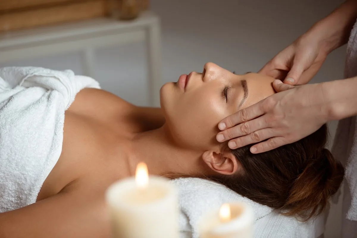 Indiase hoofdmassage bij Zenea in Assendelft, met kaarslicht