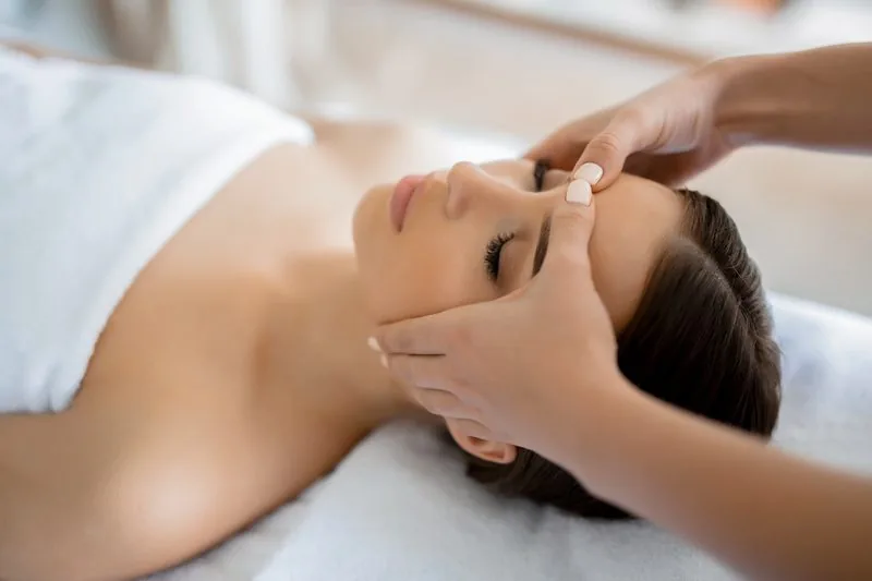 Ontspannen nek en schouders tijdens een massage bij Zenea